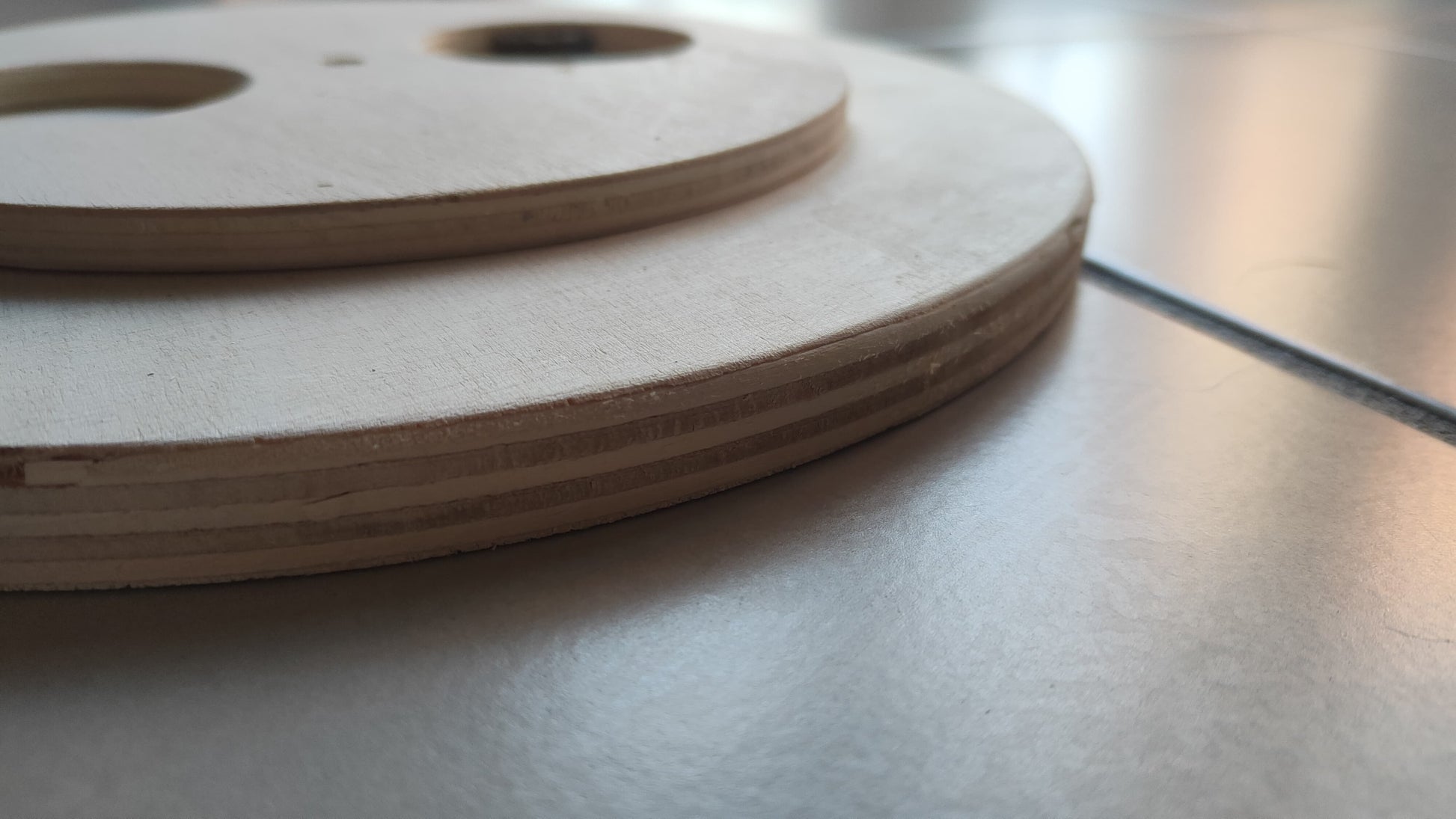 View of the poplar plywood thickness: 8 mm and 15 mm. Entirely hand-sanded.